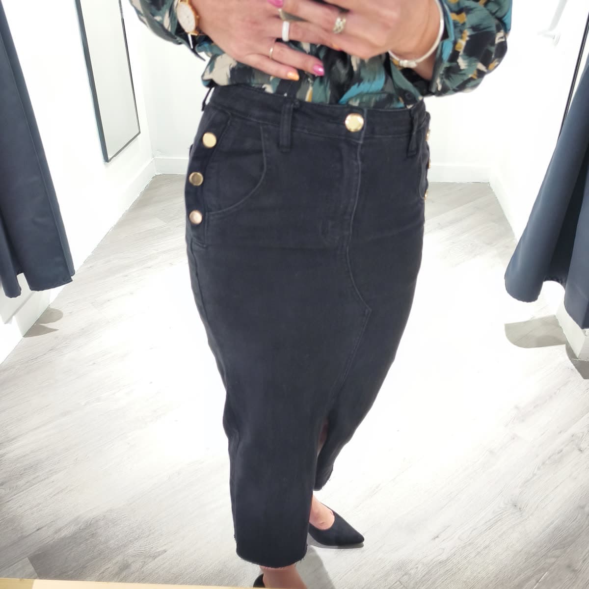 Jupe noire boutons dorés, détail