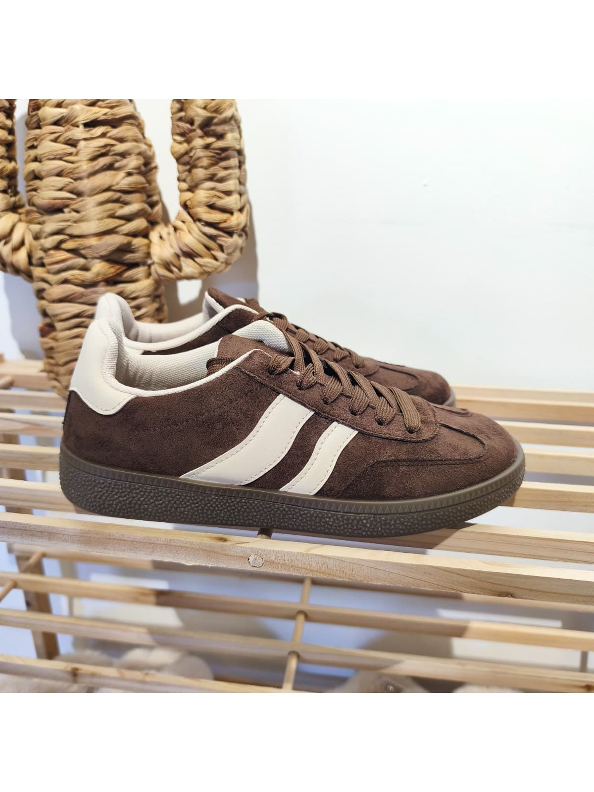 Baskets chocolat, vue 3